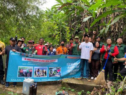 Gotong royong Penanaman Bibit Pohon Beringin dan Penuangan Eco Enzyme